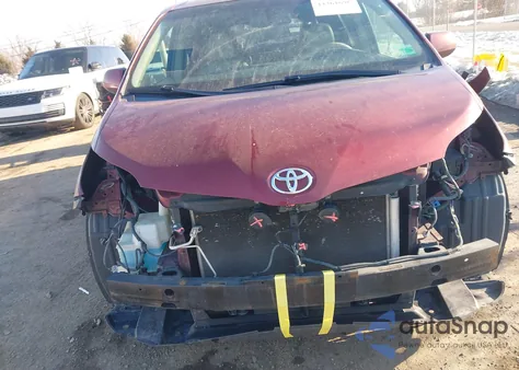 2011 Toyota Sienna Xle V6 z USA, uszkodzony, nr VIN 5TDYK3DC1BS061408